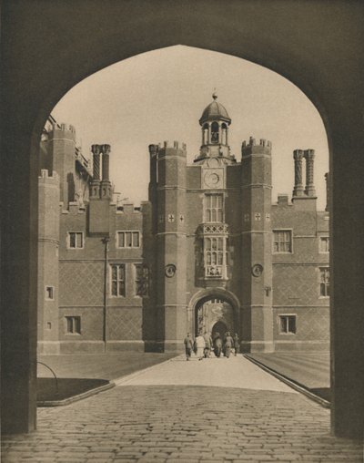 Base Court, den første firkant af Wolseys Palace, c1935. af Donald McLeish