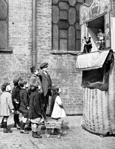 Børn ser et Punch and Judy-show i en gade i London, 1936 af Donald McLeish