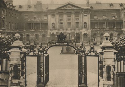 Indgang til Guys Hospital med Founders Statue i midten af gården, c1935. af Donald McLeish