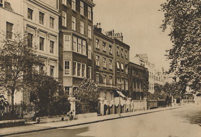 Kensington Square, som stadig bevarer freden i to århundreder, c1935. af Donald McLeish