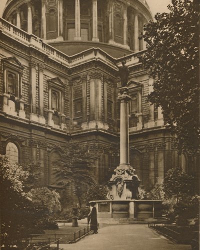 Mindesmærke i St. Pauls Churchyard of the Cross Destroyed By The Roundheads, c1935. af Donald McLeish