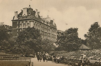 Villiers Street Sektion af Victoria Garden og en udsigt over Cecil Hotel, c1935. af Donald McLeish