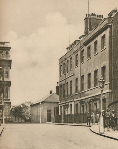 West End of Downing Street, No.10 and a Glimt of Foreign Office, c1935. af Donald McLeish