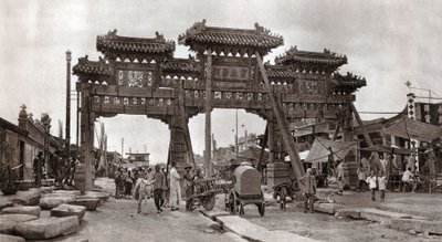 En gade i den gamle bydel, Beijing af Donald Mennie