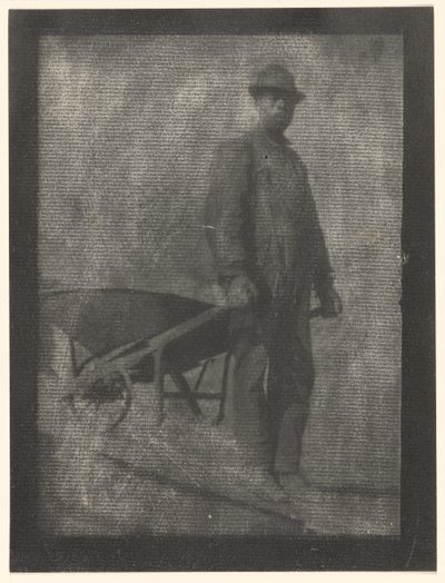 [Sort mand med trillebør] af Doris Ulmann