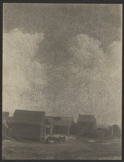 [Bondegårdsbygninger med hest og vogn] af Doris Ulmann