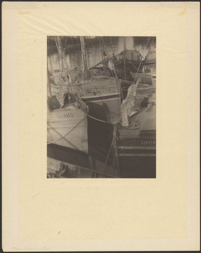 [Havn, overfyldt med sejlmastede fiskefartøjer]. af Doris Ulmann