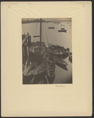 [Havn, sejlbåde med skiffs i forgrunden]. af Doris Ulmann