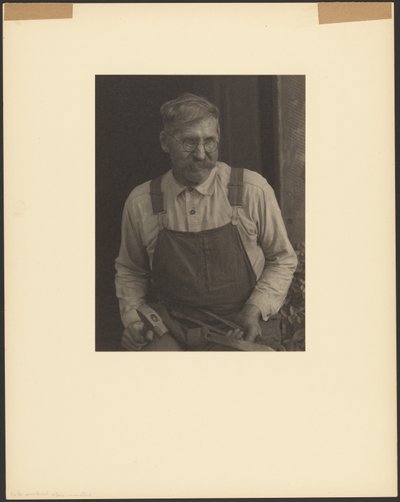 [James Duff, A Fiddler, Hazard, Kentucky, Holding Tools]. af Doris Ulmann