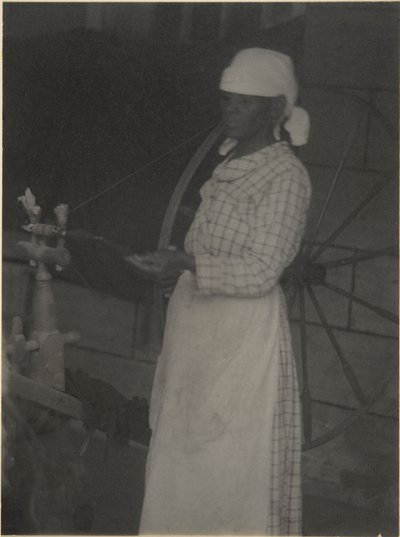 Kvinde ved Spinning Wheel af Doris Ulmann