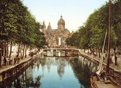 Udsigt ned Voorburgwal til St. Nicholas Basilica, Amsterdam, pub. ca. 1900 af Dutch Photographer