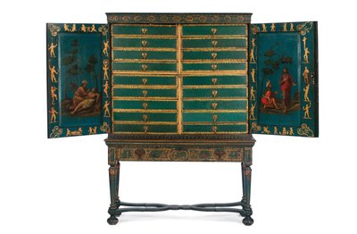 Samlerskab på stativ, ca. 1700-30 (forgyldt & grøn Japanning) (se også 780666-8) af Dutch School
