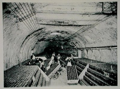 Flytning af kasser efter drejning, fra "La France Vinicole", udgivet af Moet & Chandon, Epernay (fotolitho) af E.M. Choque