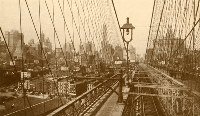 Lower Manhattan set gennem netværket af kabler på Brooklyn Suspension Bridge, c1930. af ENA