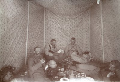 Medlemmer af Arabah Survey-ekspeditionen slapper af i deres telt, foto fra 1883 bw af E. Gordon Hull
