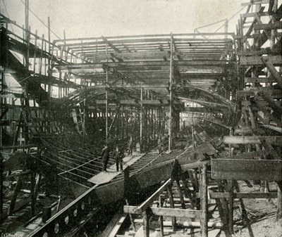 The Building of a War-Ship: En førsteklasses krydser i gang ved Themsen jernværk, c1897 af E. and S. Woodbury