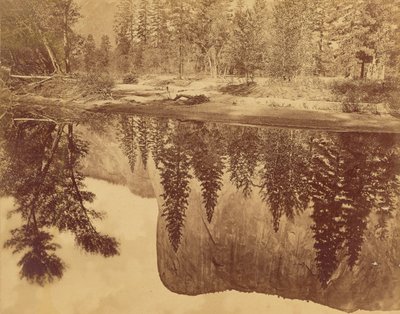 Tutokanula.  Yosemite-dalen.  (Den store høvding) - "El Capitan" - spejlet i Merced. af Eadweard J. Muybridge