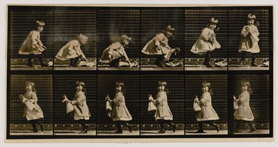 Barn løfter en dukke, vender sig om og går væk, fra bogen Animal Locomotion af Eadweard Muybridge
