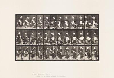 Plade 107. Vending for at gå op ad trappen, spand vand og kost i hænderne af Eadweard Muybridge