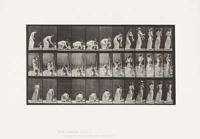 Plade 214. Løfter barn (70) fra jorden, vender sig om af Eadweard Muybridge
