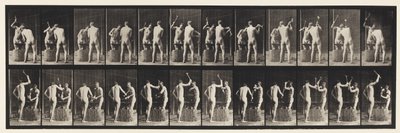 Tavle 375. Smede, to modeller, hamring på ambolt af Eadweard Muybridge