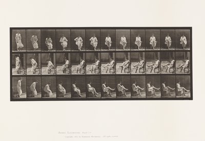Tallerken 417. Toilet; Sidder og tager strømper på af Eadweard Muybridge