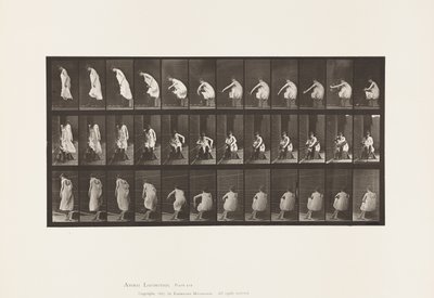 Tallerken 423. Toilet; Tager støvler på og rejser sig fra stolen af Eadweard Muybridge
