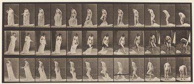 Tallerken 430. Toilet; Tager tøj af, 1872-1885 af Eadweard Muybridge