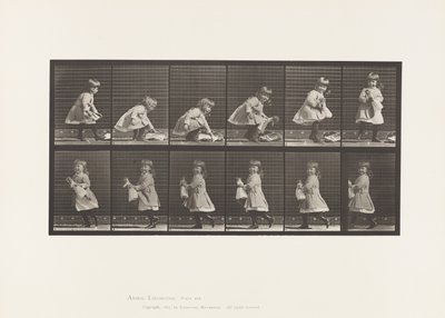 Tavle 481. Barn, løfter en dukke, vender og går af, 1885 af Eadweard Muybridge