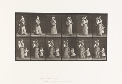 Plade 52. Gånde bærende barn, vende sig om; endnu et barn (70) holder fast i kjole på 9 af Eadweard Muybridge