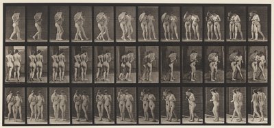 Plade 54. Gående, to modeller/en flirter en ventilator, arm i arm af Eadweard Muybridge