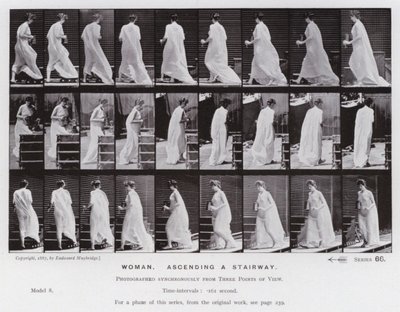 Den menneskelige figur i bevægelse: kvinde, der går op ad en trappe (s/h foto) af Eadweard Muybridge