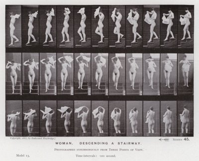Den menneskelige figur i bevægelse: kvinde, der går ned ad en trappe (s/h foto) af Eadweard Muybridge