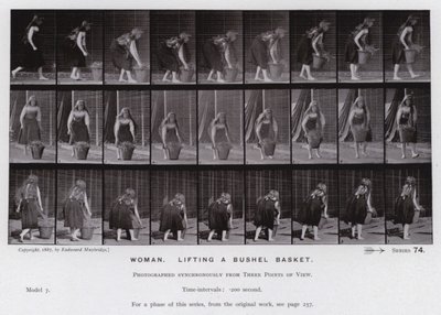 Den menneskelige figur i bevægelse: Kvinde, der løfter en skæppekurv (s/h foto) af Eadweard Muybridge