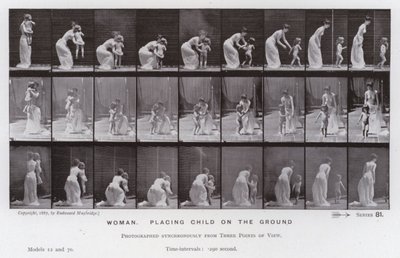Den menneskelige figur i bevægelse: Kvinde, der placerer et barn på jorden (s/h foto) af Eadweard Muybridge