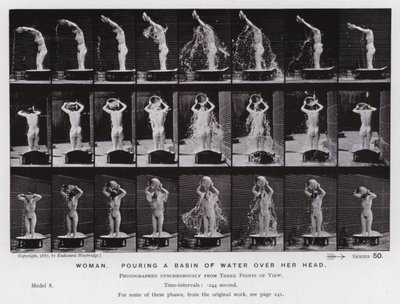 Den menneskelige figur i bevægelse: Kvinde, der hælder et bassin med vand over sit hoved (s/h-billede) af Eadweard Muybridge