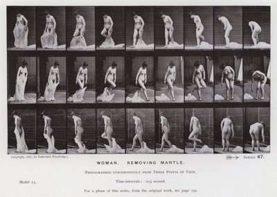 Den menneskelige figur i bevægelse: kvinde, der fjerner kappen (s/h-billede) af Eadweard Muybridge