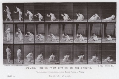 Den menneskelige figur i bevægelse: kvinde, der rejser sig fra at sidde på jorden (s/h foto) af Eadweard Muybridge