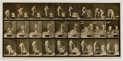 Kvinde hælder vand over en anden kvindes hoved, fra bogen Animal Locomotion af Eadweard Muybridge