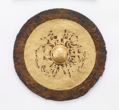 Spejl med dronning moder af vesten (Xiwangmu) og hertug far af øst (Dongwanggong), 25-220 (jern med guldplade og spor af silke) af Eastern Han Dynasty Chinese School