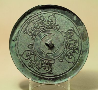 Spejl med sammenflettede drager, østlige Zhou-dynasti, krigsførende stater, 475-221 f.Kr. (bronze) af Eastern Zhou Dynasty Chinese School