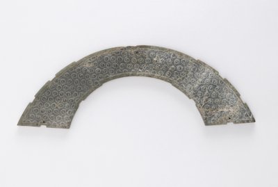 Tynd plaque skåret i cirkelbue, af typen huang, Changsha, Hunan-provinsen, 4.-3. århundrede f.Kr. (jade) af Eastern Zhou Dynasty Chinese School