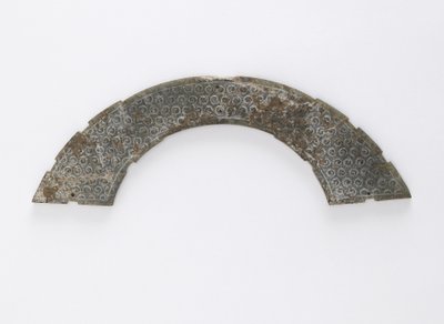 Tynd plaque skåret i cirkelbue, af typen huang, Changsha, Hunan-provinsen, 4.-3. århundrede f.Kr. (jade) af Eastern Zhou Dynasty Chinese School