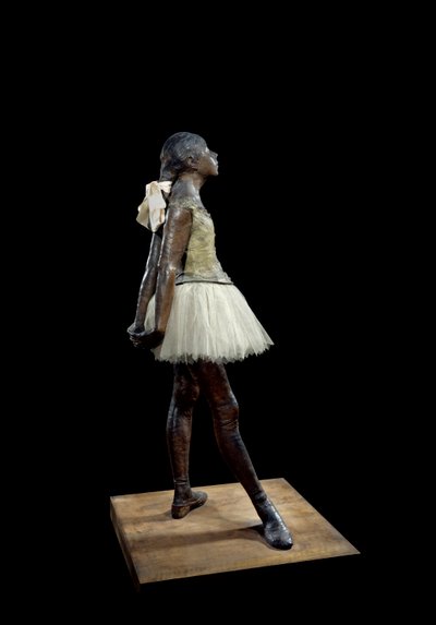 14 år gammel eller stor danser klædt Skulptur af Edgar Degas (1834-1917) i bronzepatina, tyl og pink satin på træfod af Edgar Degas