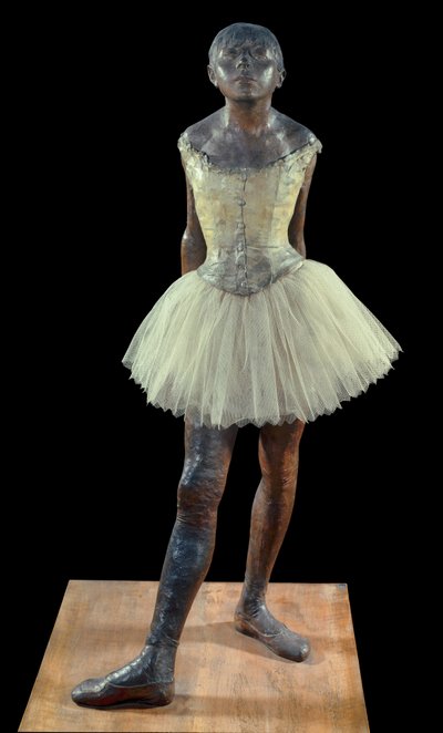 14 år gammel eller høj danser klædt - Skulptur af Edgar Degas (1834-1917) i bronzepatina, tyl og pink satin på træfod af Edgar Degas
