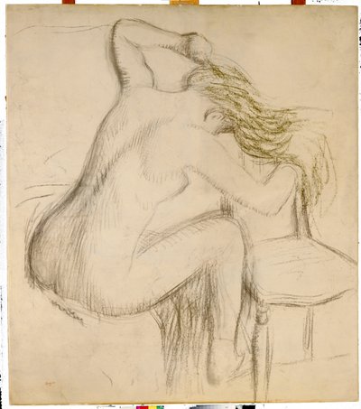 En siddende nøgen kvinde styler sit hår af Edgar Degas