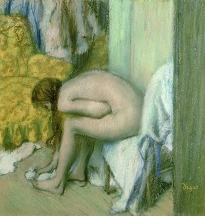 Efter badet tørrer kvinden sin venstre fod af Edgar Degas