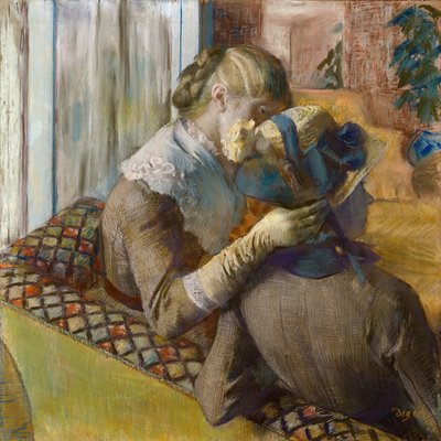 Hos fashionisten. En klient prøver en hat af Edgar Degas