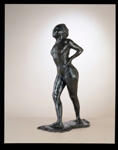 Danser i hvile, hænder på hofter, højre ben fremad, ca. 1881-1890 støbt 1919-1925. af Edgar Degas