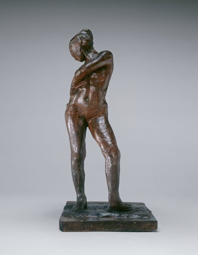 Dancer Fastening the String of Her Tights, ca. 1885-1890 (pigmenteret bivoks, plastilin, metalarmatur, kork, på træfod) af Edgar Degas